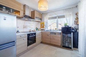 Clădire Modernă, Ideală pentru Locuință sau Afacere, cu Terasă Panoramică - imagine 11