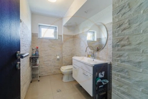 Clădire Modernă, Ideală pentru Locuință sau Afacere, cu Terasă Panoramică - imagine 17