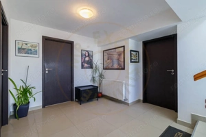 Clădire Modernă, Ideală pentru Locuință sau Afacere, cu Terasă Panoramică - imagine 19