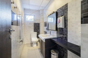 Clădire Modernă, Ideală pentru Locuință sau Afacere, cu Terasă Panoramică - imagine 20