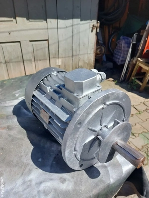 vând motor trifazic 