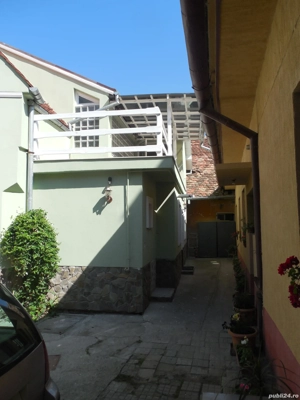 Închiriez in regim hotelier 2 ap.cu 2 camere si o garsoniera.Situate la 2 min.de piata mare pe jos . - imagine 4