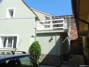 Închiriez in regim hotelier 2 ap.cu 2 camere si o garsoniera.Situate la 2 min.de piata mare pe jos . - imagine 2