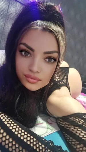 Noua,noua Azi am ajuns  brunetă cu forme 