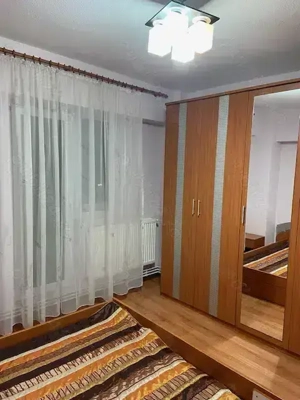 Inchiriez apartament 2 camere, decomandat in zona Modern - imagine 2