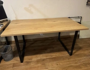 Masă de dining cu furnir decorativ de culoarea stejarului  oțel