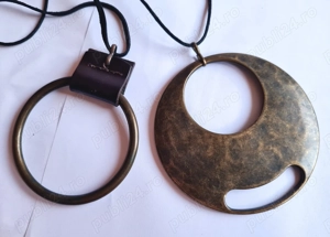 2 medalioane vintage, metal + piele, deosebite (75 - 60 lei)