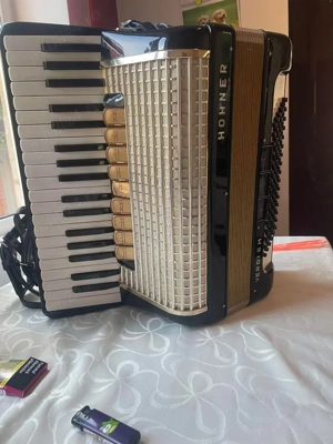 Vînd  acordeon Hohner Verdi II 