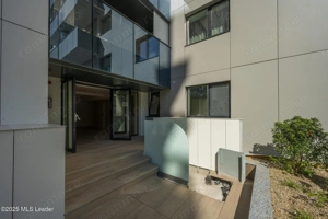 Apusul de la ultimul etaj din Cortina North | 3 camere | 76.7 mp - imagine 19