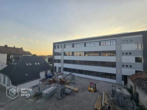 Cladire in centru cu 3 etaje, renovată, 100+locuri parcare