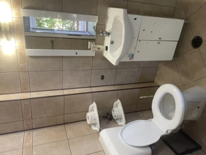 Închiriez camere la curte