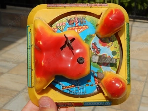 Jucarie cu cheita traseu tren tabla  (lipseste trenul) veche