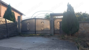 Vând 1000 mp teren intravilan situat în zona deosebită și liniștită