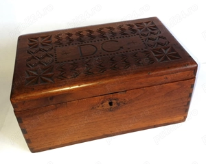 Casetă veche din lemn, înc. sec XX, cu motive românești (450 - 430 lei)