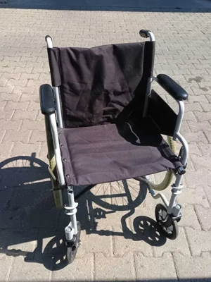 Vand carucior pentru persoane cu dizabilitati