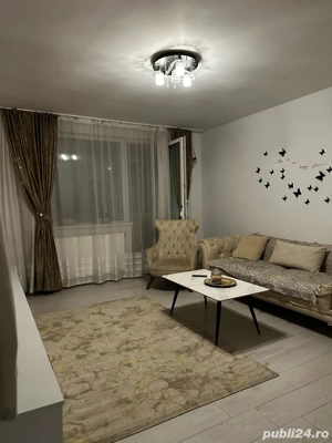 Vând apartament 3 camere - zona Liceu Economic 