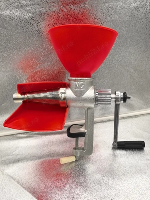  Masina de tocat rosii din aluminiu   noua, pret 129 lei