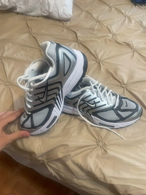 Vand adidasi dama mărimea 36 și barbat mărimea 42 purtați o singura data