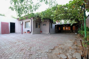 Tei - Petricani, in zona de case, imobil 200 mp. teren plus casa 4 camere din caramida