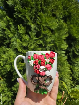 Vând cana decorată cu flori din lut polimeric 