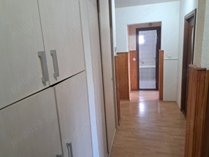 Proprietar vând sau schimb cu apartament 2 camere sau garsoniera apartament 4 camere etaj 2