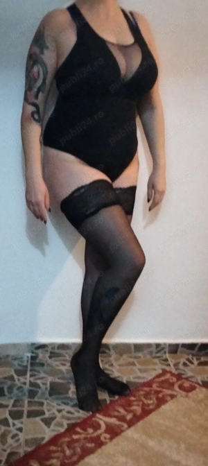 Bruneta matura cu forme