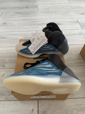 Yeezy Quantum Sneakers - imagine 3