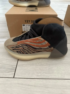 Yeezy Quantum Sneakers - imagine 3