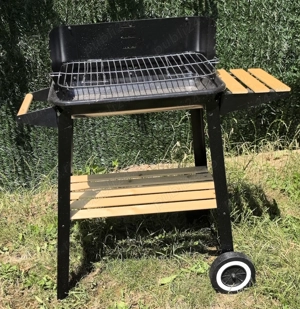 Gratar Metalic cu Rafturi din Lemn Stabil si Spatios