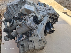 Cutie de viteze si bară față cu proiectoare Toyota Auris