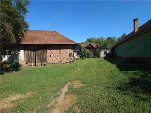 Teren intravilan cu potential, casa si anexe in Lunca