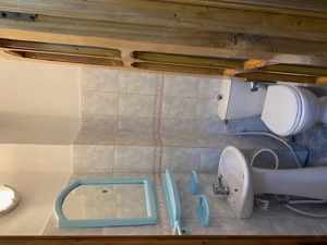 inchiriez apartament parter 3 camere decomandate cora Bacau