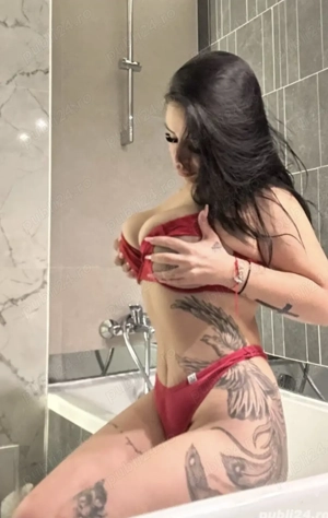 Caut colegă la locația mea Sorina brunetă sexy și jucăușă 