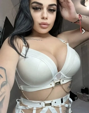 Caut colegă la locația mea Selena sexy și rea pentru voi 