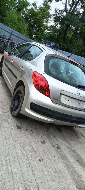 Dezmembrez Peugeot 207 - imagine 2