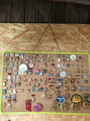 Vand colectie de insigne si insemne militare