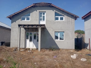 Vând casă 4 camere suvragerie bucătărie și baie 