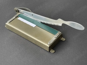 Ghilotina zimtata veche pentru fotografii ,  margini decorative fotografice