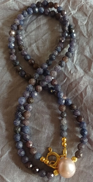 Colier unicat, radacina de safir cu argint si perlă de cultură 