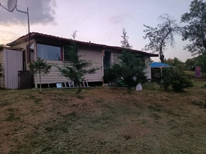 Vânzare teren și cabană mobilă.