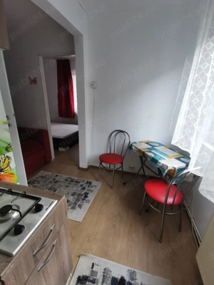 Închiriez ap 2 camere , zona politie  - imagine 9