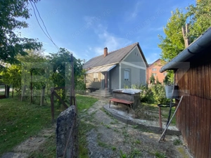 Casă cu teren 10 ari, 2 anexe și dublu front stradal – Beclean