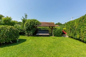 Casă spațioasă cu garaj dublu, foișor și curte amenajată - imagine 13