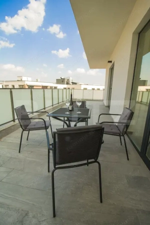 Apartament modern, zona centrala, cu parcare. Ocupabil de la 1 ianuarie  - imagine 3