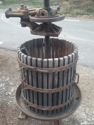 vând storcătoar de struguri 