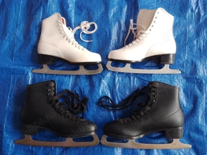 2 Seturi Patine de gheață Vintage piele. pentru EL si EA, aduse din America dar de origine Canadiana