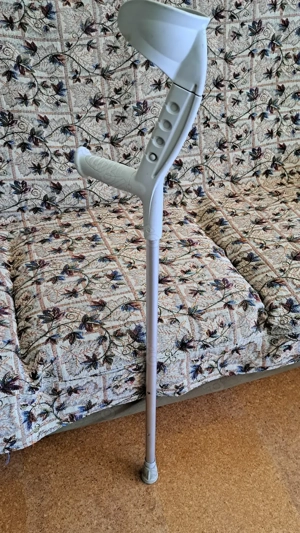 Vând cârjă cu sprijin pe antebraț