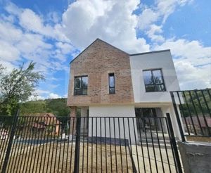 Casa cu 136 mp utili, mansarda amenajabila si intimitate într-un ansamblu privat - imagine 2