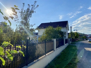 Casă centrală, spațioasă cu priveliști și curte generoasă   Jibou - imagine 2