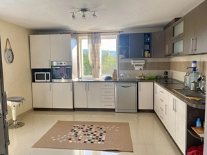 Casă centrală, spațioasă cu priveliști și curte generoasă   Jibou - imagine 9